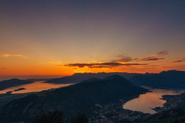 Dağlar ve deniz üzerine Karadağ günbatımı