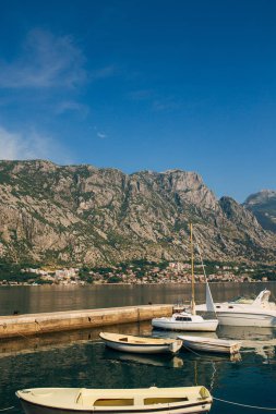 Boka-defne Dağları ve tekne marina