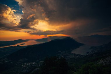 Dağlar ve deniz üzerine Karadağ günbatımı