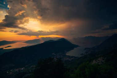Dağlar ve deniz üzerine Karadağ günbatımı