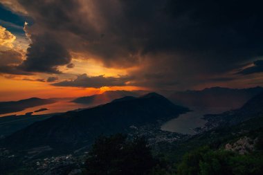 Dağlar ve deniz üzerine Karadağ günbatımı
