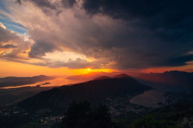 Dağlar ve deniz üzerine Karadağ günbatımı