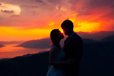 Mount Lovcen üzerinde günbatımında siluetleri