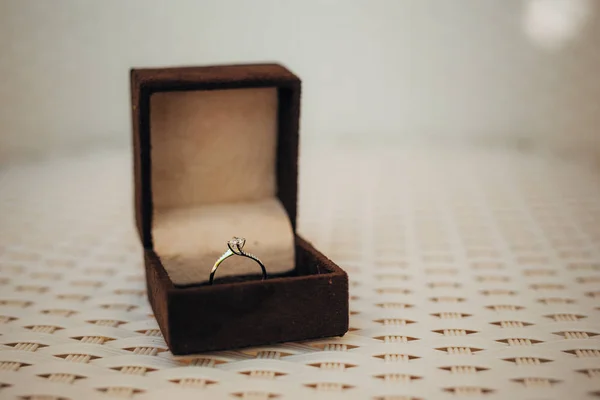 Snubní prsteny novomanželů v krabici. Zlaté zásnubní prsteny — Stock fotografie