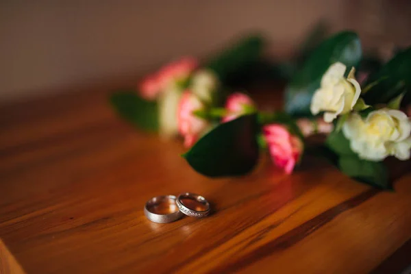 Anillos de boda de oro — Foto de Stock