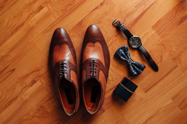 Мужские черные туфли на полу — стоковое фото