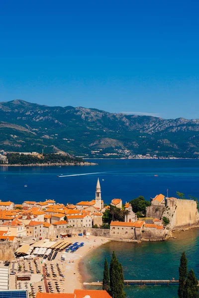 Panorámás kilátás nyílik a Budva Riviéra a megfigyelő fedélzetre — Stock Fotó