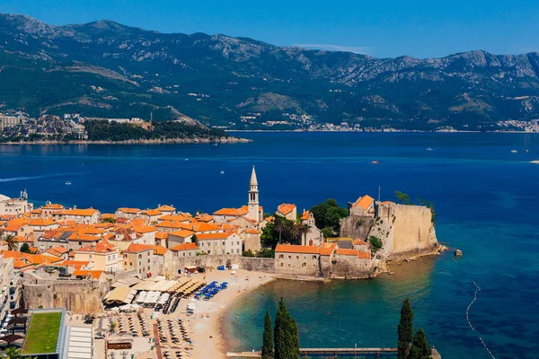 Panorámás kilátás nyílik a Budva Riviéra a megfigyelő fedélzetre — Stock Fotó