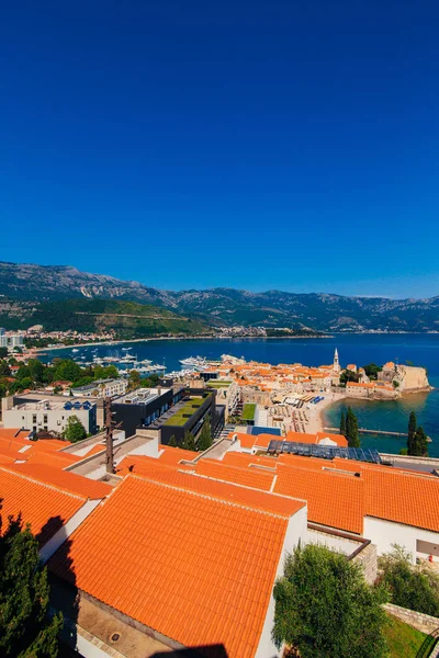 Panorámás kilátás nyílik a Budva Riviéra a megfigyelő fedélzetre — Stock Fotó