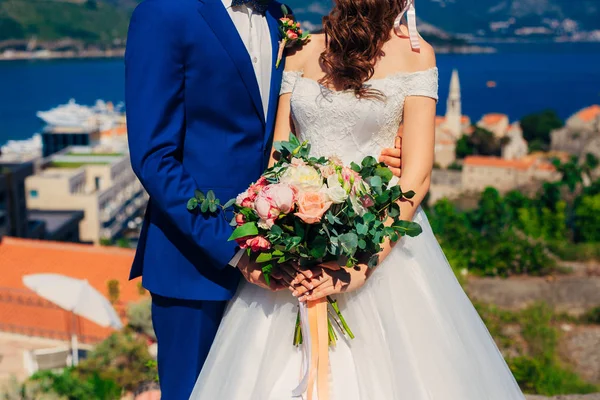 Recién casados se abrazan en Montenegro — Foto de Stock