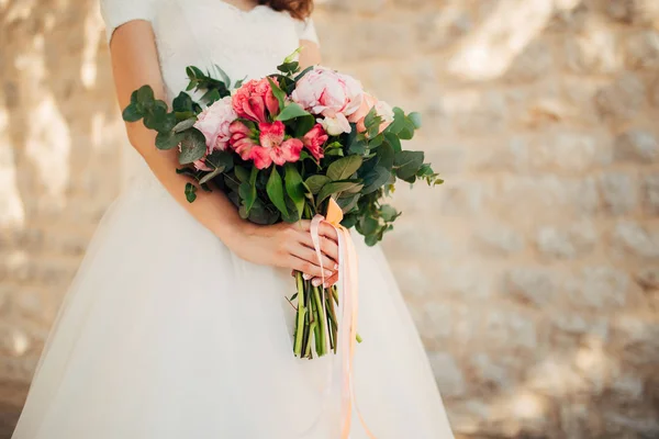 Bouquet de mariage entre les mains de la mariée — Photo