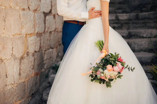 新婚夫婦は、モンテネグロでお互いを抱きしめ — ストック写真