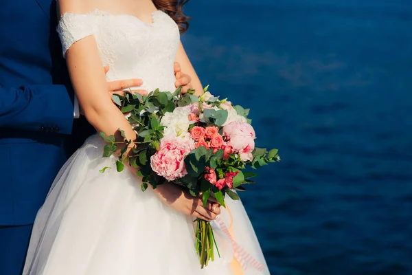 Buquê de casamento em mãos da noiva — Fotografia de Stock