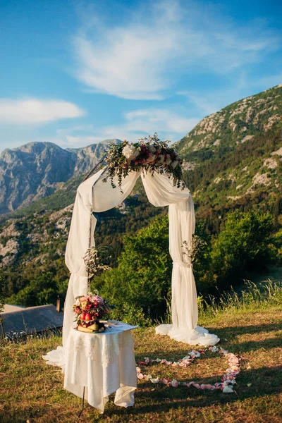 Cerimônia de casamento nas montanhas — Fotografia de Stock