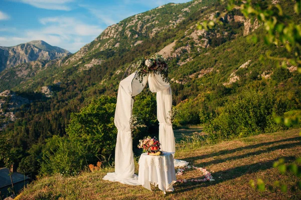 Huwelijksceremonie in de bergen — Stockfoto