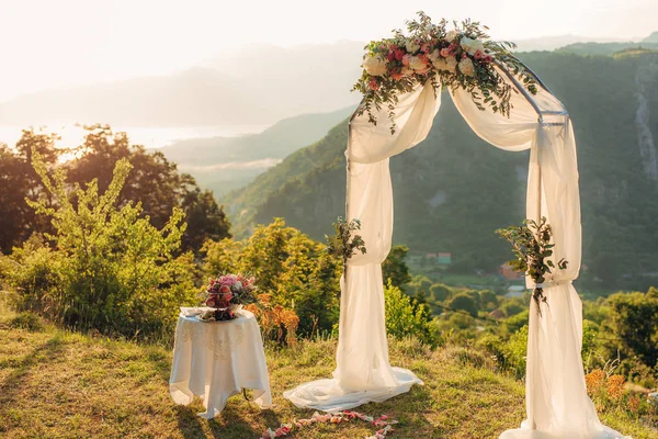 Весільна церемонія в горах — стокове фото