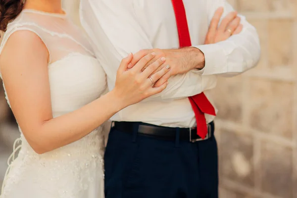 Recién casados se abrazan en Montenegro — Foto de Stock