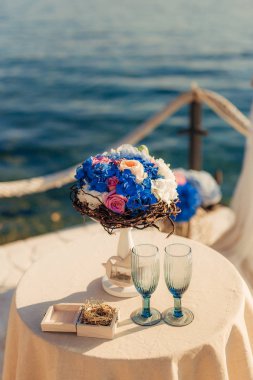 Düğün töreninde çiçek kompozisyonlar