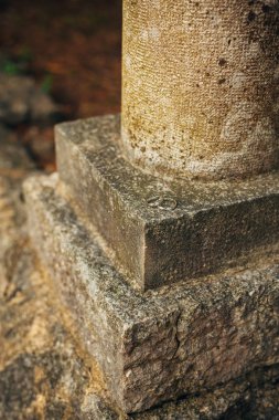 Alyans çim taşları üzerinde