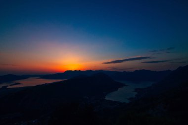 Dağlar ve deniz üzerine Karadağ günbatımı