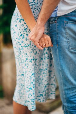 Yeni evliler birbirlerine Karadağ'sarılmak