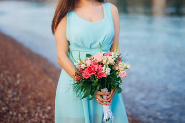 Gelinin elinde düğün buketi