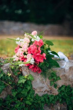 Düğün buketi taş zemin üzerine