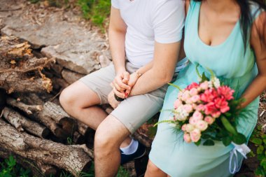 Gelinin elinde düğün buketi