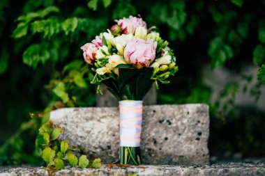 Yeşil arka planda düğün buketi