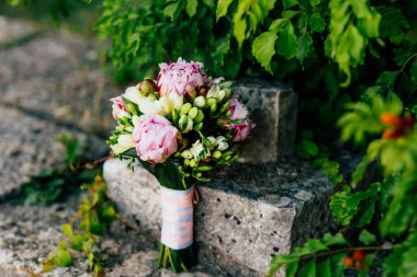 Yeşil arka planda düğün buketi