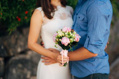 Yeni evliler birbirlerine Karadağ'sarılmak