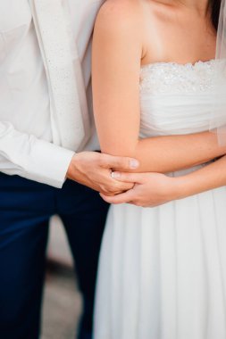 Yeni evliler birbirlerine Karadağ'sarılmak