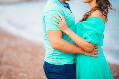 Yeni evliler birbirlerine Karadağ'sarılmak