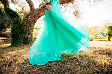 Mutlu güzel gelin açık havada. Durian Dragon gelinlik