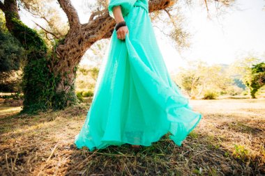 Mutlu güzel gelin açık havada. Durian Dragon gelinlik