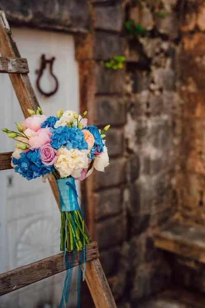 Buquê de casamento em um fundo de pedra — Fotografia de Stock