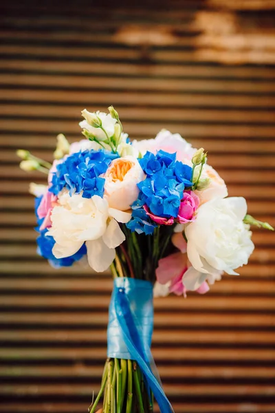 Buquê de casamento em fundo textural — Fotografia de Stock