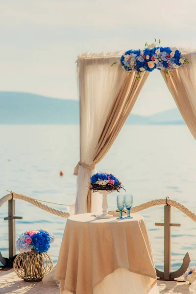En tabell för ett bröllop i Montenegro — Stockfoto