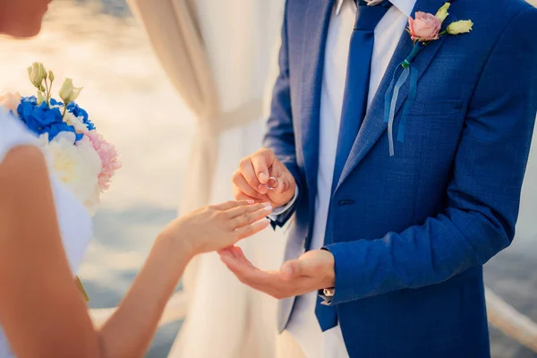The newlyweds exchange rings at a wedding — Stock Photo, Image