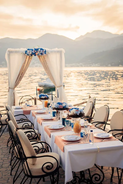 Sahilde düğün tablo