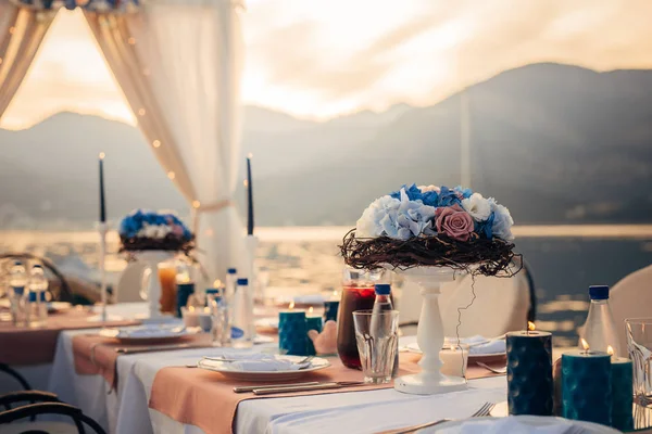 Composities van de bloem op de tafel van de bruiloft aan zee — Stockfoto