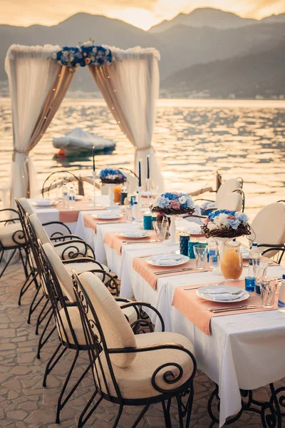 Mesa de bodas en la orilla — Foto de Stock