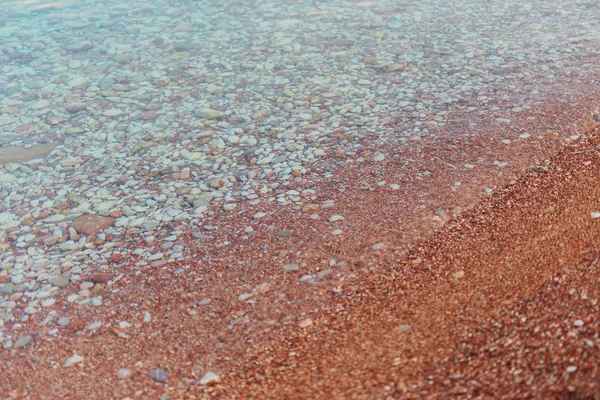 Suave ola de océano azul en la playa de arena — Foto de Stock