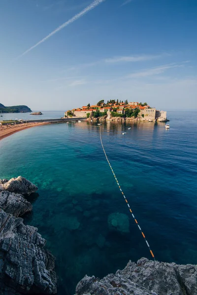 Ilha de Sveti Stefan. Tiro panorâmico — Fotografia de Stock