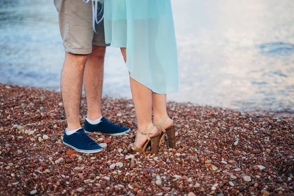 Mulheres e homens pés na areia — Fotografia de Stock