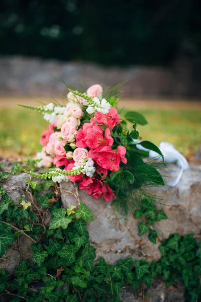 Düğün buketi taş zemin üzerine