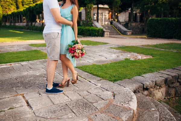 Pies femeninos y masculinos sobre hierba —  Fotos de Stock