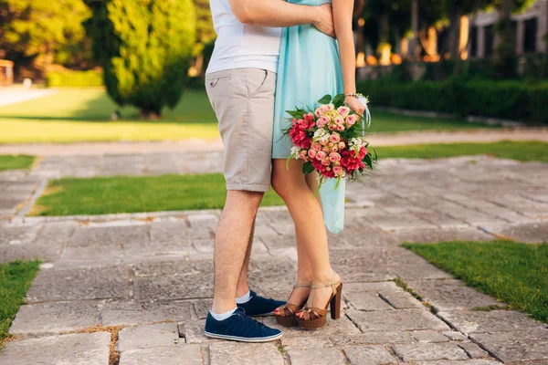 Mannelijke en vrouwelijke voeten op gras — Stockfoto