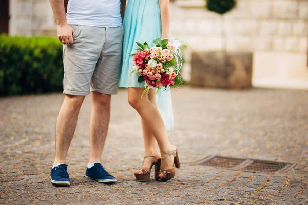 Pies femeninos y masculinos sobre hierba —  Fotos de Stock