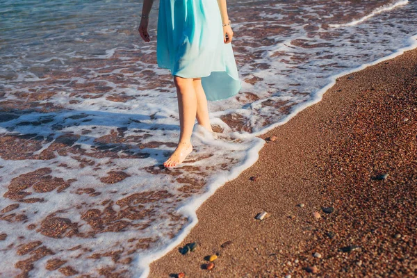 Femmes et hommes pieds dans le sable — Photo